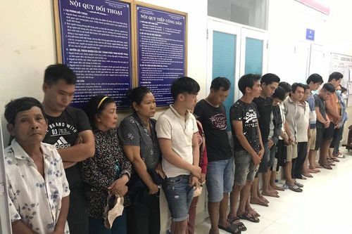 Cảnh sát vây ráp bắt hàng chục con bạc trong rừng tràm