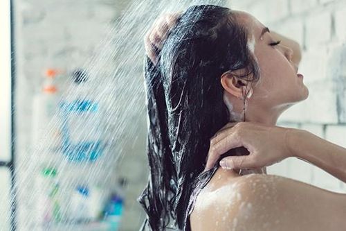 Chuyên gia y tế giải đáp thông tin 'tắm nước nóng diệt Covid-19'