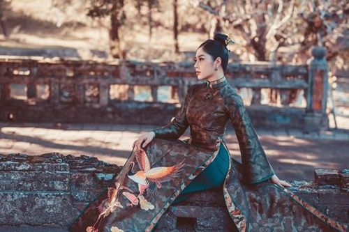 Hoa hậu Tô Diệp Hà duyên dáng trong bộ ảnh áo dài