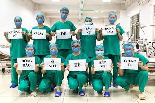 Bác sĩ khắp thế giới lan tỏa thông điệp 'xin bạn ở nhà vì chúng tôi'