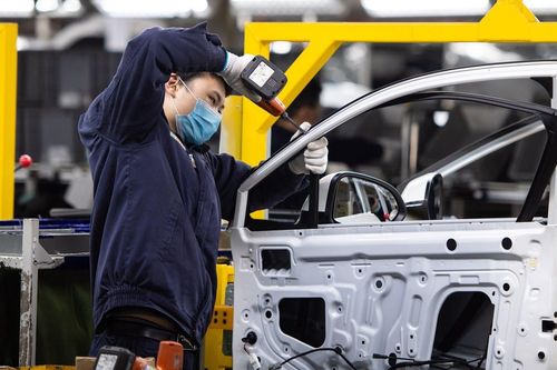 Anh cầu cứu các hãng ô tô sản xuất thiết bị y tế chống Covid-19