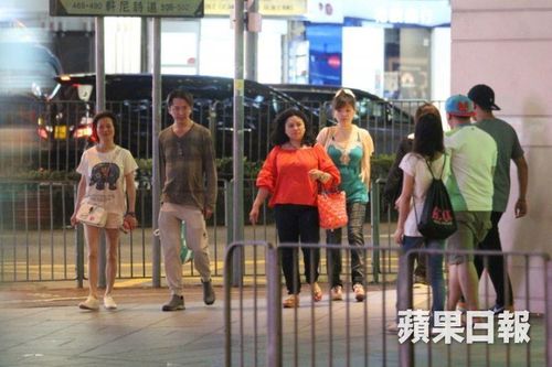 Tài tử Hong Kong 53 tuổi không kết hôn, sống cùng 3 tình nhân