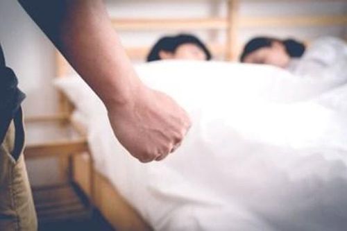 Mẹ cặp bồ với ông hàng xóm, cậu con trai tuổi teen bị khởi tố