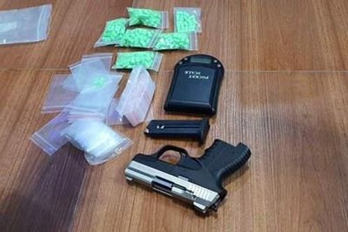 Bắt đối tượng mua bán 1kg ma túy, thu giữ 1 khẩu súng