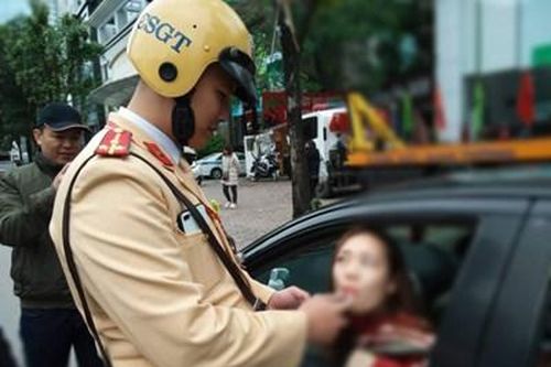Rượu bia xong điều khiển xe ô tô, nữ tài xế bị phạt 35 triệu đồng