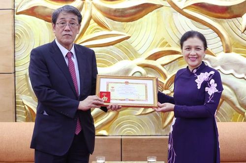 Trao kỷ niệm chương tặng Đại sứ Nhật Bản tại Việt Nam