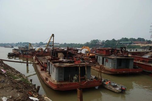 Bắt giữ hai tàu khai thác cát lậu trên sông Hồng