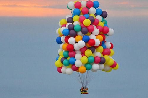 Cần bao nhiêu quả bóng bay để giúp một người trưởng thành bay lên không trung?