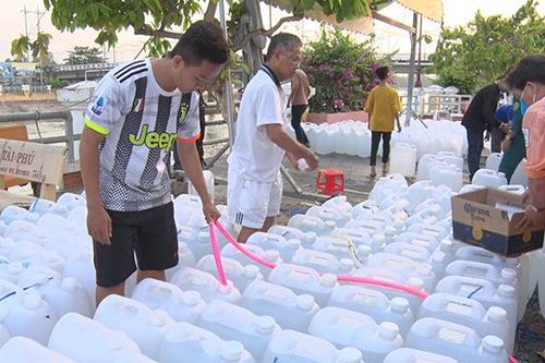 Vận chuyển hàng ngàn can nước ngọt hỗ trợ bà con vùng ngập mặn tỉnh Bến Tre