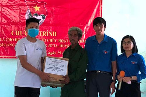 Thăm, tặng quà hộ nghèo làng Đê Btưk