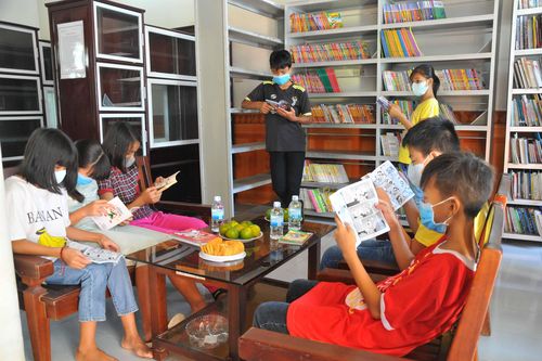 Tặng giá sách và sách cho thư viện Làng trẻ em SOS Nha Trang