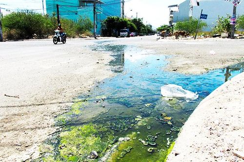 Nước hố ga tràn ra mặt đường