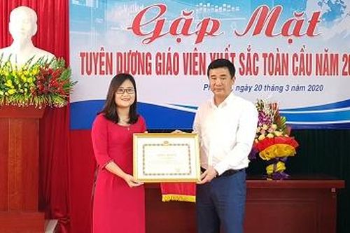 Khen thưởng cô giáo lọt top 50 giáo viên xuất sắc toàn cầu