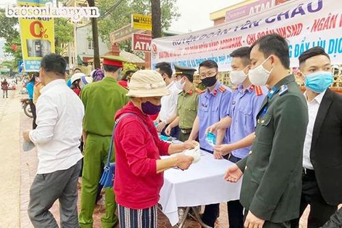 Phát trên 500 khẩu trang miễn phí cho người dân