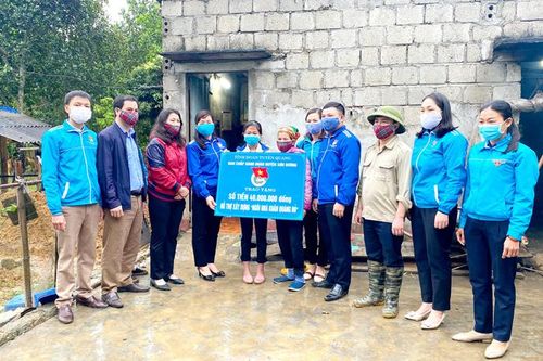 Sơn Dương khởi công xây dựng 3 'Ngôi nhà khăn quảng đỏ'