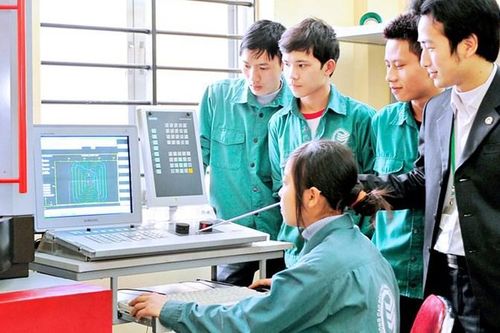 Du học sinh cần cân nhắc khi quyết định về Việt Nam tránh dịch