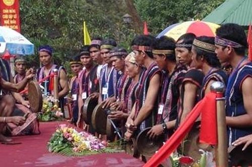 Chuyện chiêng, chuyện ché và chuyện buôn làng
