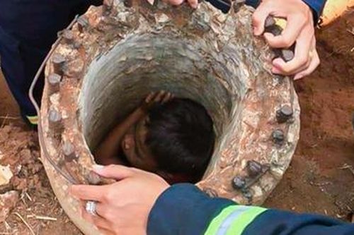 Nghẹt thở giải cứu cháu bé mắc kẹt giữa trụ điện cao thế