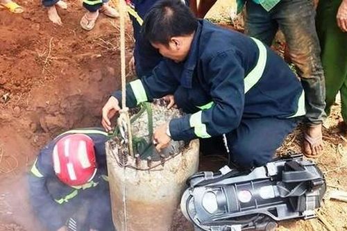 Nghẹt thở giải cứu cháu bé mắc kẹt trong trụ điện