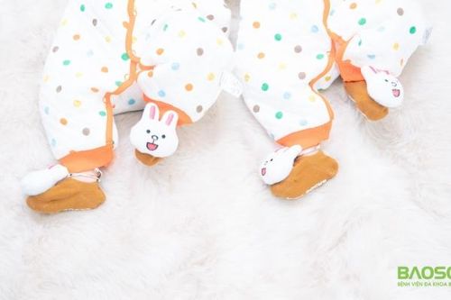 Sinh đôi nhàn tênh như đi nghỉ dưỡng, mẹ 8x khiến chị em trầm trồ