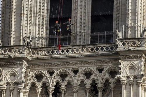 Nhà thờ Đức bà Paris đang được khôi phục