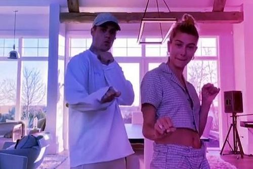 Muôn kiểu 'giải trí' của sao Hollywood khi tự cách ly tại nhà