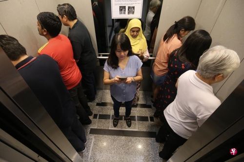 Yêu cầu úp mặt vào tường khi đi thang máy vì sợ lây lan dịch bệnh