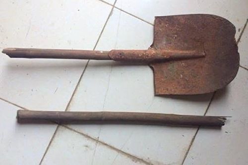 Truy tố thanh niên cầm xẻng đánh người tình của mẹ