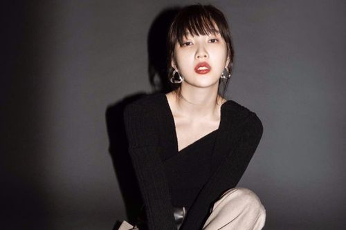 Giới trẻ Hàn Quốc chuộng mốt diện áo len lộ xương quai xanh