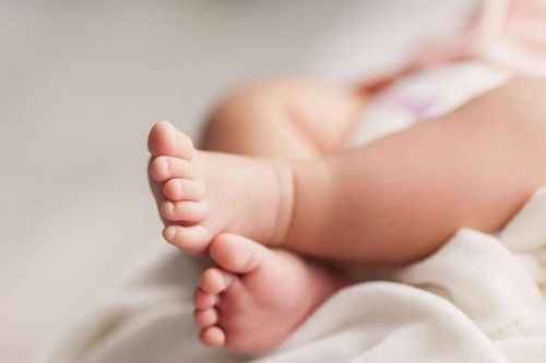 Bé sơ sinh có 2 bộ phận sinh dục