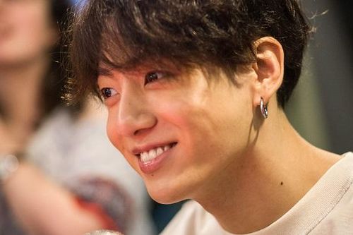 ARMY đòi 'khám' mỹ phẩm của Jungkook BTS vì mặt mộc của anh quá đẹp