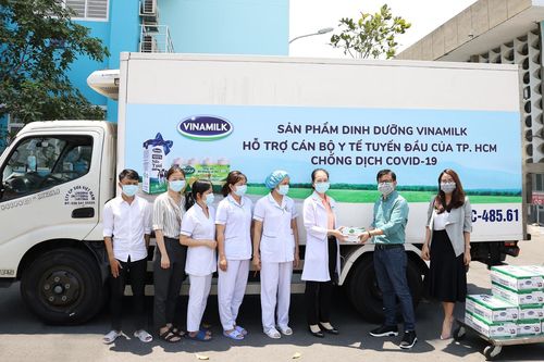 Vinamilk đồng hành với cán bộ y tế tuyến đầu chống dịch COVID-19