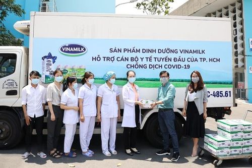 Vinamilk tiếp sức cho gần 1.000 cán bộ y tế tuyến đầu