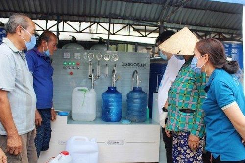 Bàn giao máy lọc nước cho người dân vùng hạn, mặn Bến Tre