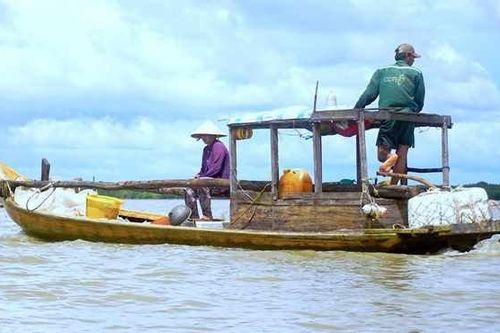 Cứu hai thuyền viên tự ý nhảy xuống biển