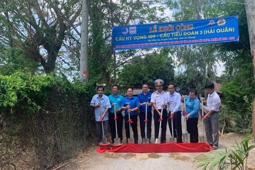 Nhiều hoạt động thiết thực, ý nghĩa tại chương trình 'Tháng Ba biên giới'