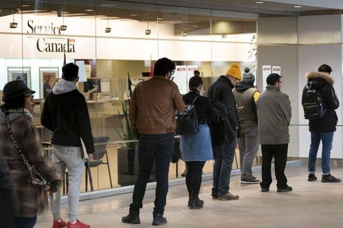 Bão Covid-19 'cuốn đi' hàng nghìn việc làm tại Canada