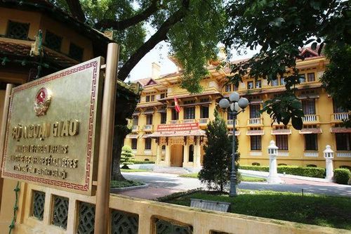 Dịch Covid-19: Bộ Ngoại giao cập nhật về quy định xuất nhập cảnh, tạm dừng hiệu lực giấy miễn thị thực