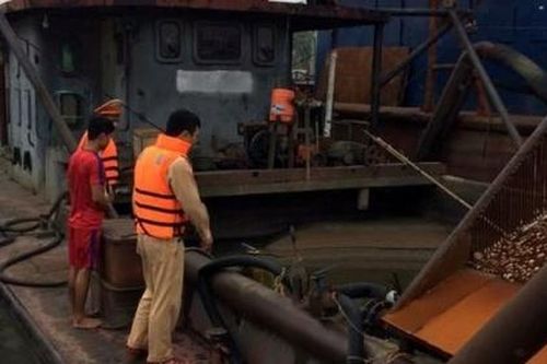Hà Nội: Bắt giữ hai tàu 'khủng' khai thác cát trái phép trên sông Hồng