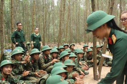 'Bát nước thao trường' thắm tình đồng đội