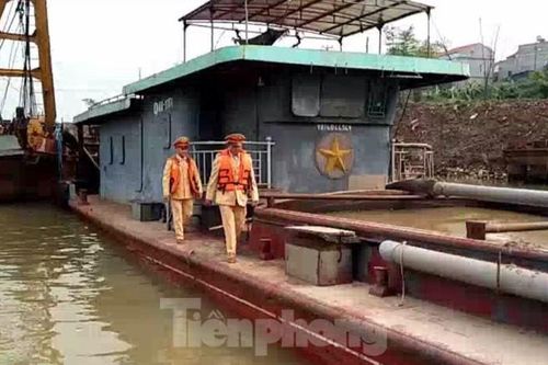 Bắt quả tang 'cát tặc' khai thác trái phép trên sông Hồng