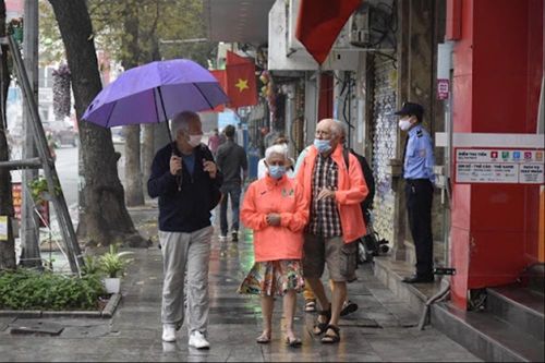 Ứng xử với du khách nước ngoài mùa dịch