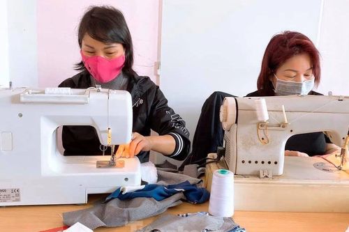 Người Việt ở châu Âu may khẩu trang tặng bệnh viện phòng Covid-19