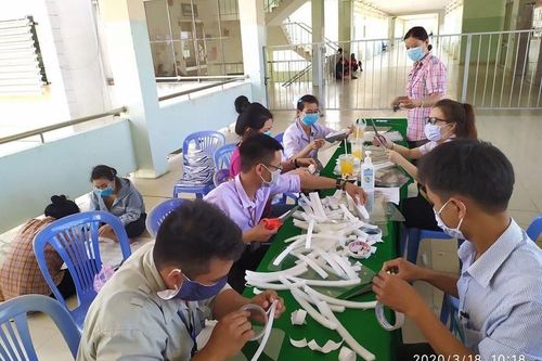 Tuổi trẻ BVĐK Bình Thuận làm kính bảo hộ tặng y bác sỹ chống dịch