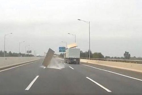 Xử phạt lái xe tải để vật liệu 'bay' trên cao tốc Hà Nội - Hải Phòng