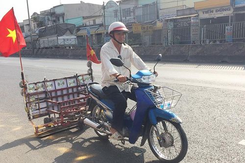16 năm đi nhặt đinh, người đàn ông phát hiện bí mật ở hàng sửa xe