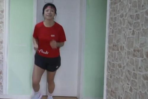 Chôn chân ở nhà vì COVID-19, cô gái chạy bộ 10km mỗi ngày trong phòng