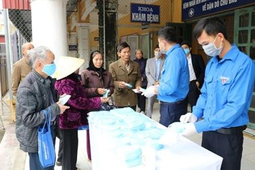 Huyện đoàn Yên Khánh phát khẩu trang miễn phí cho người dân
