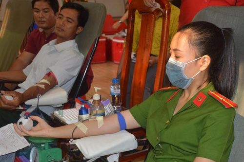 Công an huyện Cù Lao Dung hiến máu nhân đạo