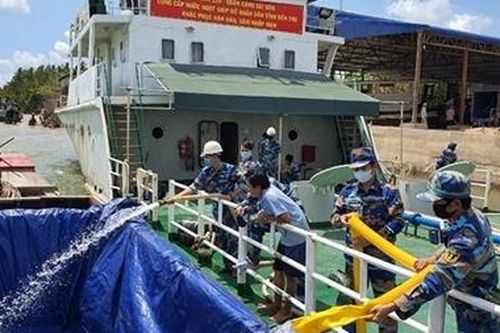 Bộ Tư lệnh Hải quân điều tàu chở nước ngọt giúp dân